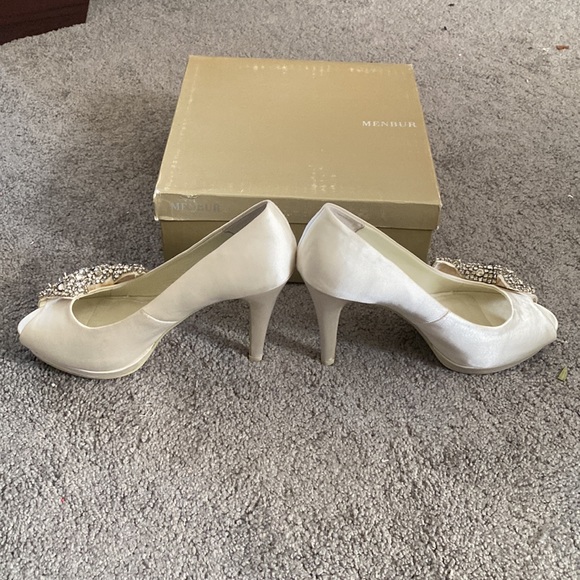 Menbur Ivory Satin Open Toed Platform Heel w/Rhinestone bow details - Picture 2 of 7